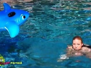 Spion auf Sie Nachbarn nackt Tochter schwimmen nackt und spielen in den Pool