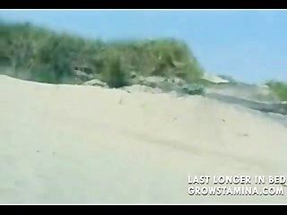 Nackte Blondine am Strand gefickt