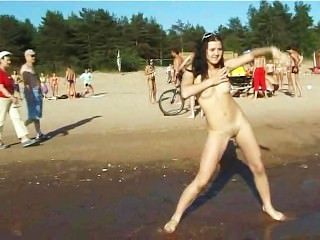 schlank teen mit frechen Brüste nackt an einem FKK-Strand