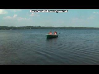Blondine hart gefickt in einem Boot auf dem See drei Jungs