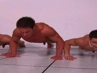 männlich muskulös Modelle tun Push-ups nackt