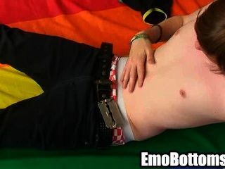 Dieses sexy emo Twink ist Rucken seinen großen Schwanz aus