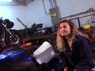 Ozean Motorradmechaniker saugt marines Hahn im Shop