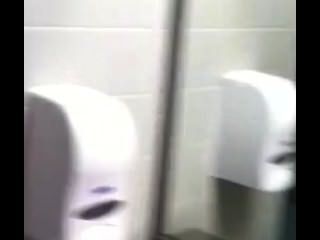 Mann in einem öffentlichen Waschraum vorführt