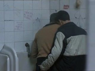zwei heißen Jungs trafen sich auf einer öffentlichen Toilette und ...