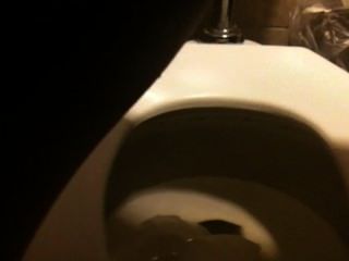 in der öffentlichen Toilette pissen 1