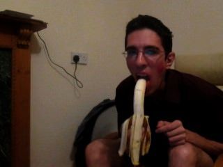 Schwuchtel, die Banane isst