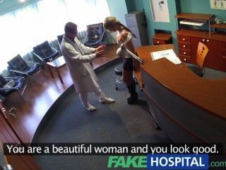 fakehospital Dame saugt Hahn auf medizinische Rechnungen zu speichern