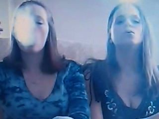 monica und Freund tun Rauch Tricks