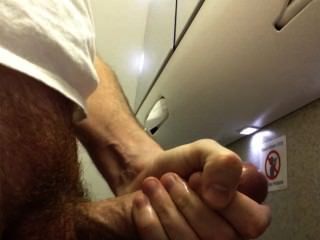 Cumming im Flugzeug Bad