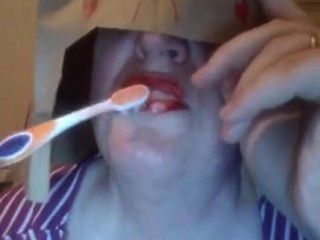 Pixie Frau putzt ihre Zähne mit cum