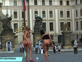Leonelle und laura nackt auf öffentlichen Straßen