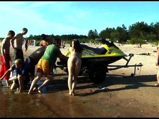 diese Teen FKK-Streifen an einem öffentlichen Strand nackten