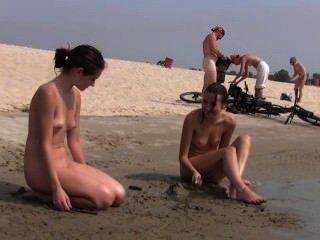 FKK-Strand bringt das Beste aus zwei heißen Teenager