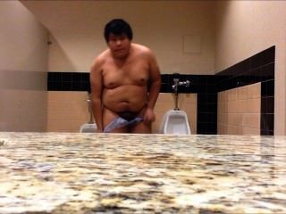 mollig Junge in öffentlichen Toilette völlig nackt