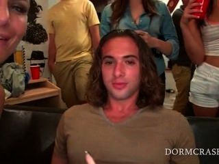 College-Jungs Schwänze in einer Reihe von sexy Pornostars geblasen